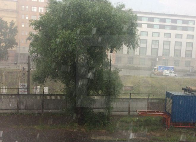 На Москву обрушился ливень с градом (видео)