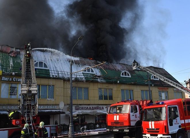 В Москве на Таганской площади загорелся торговый центр (видео)