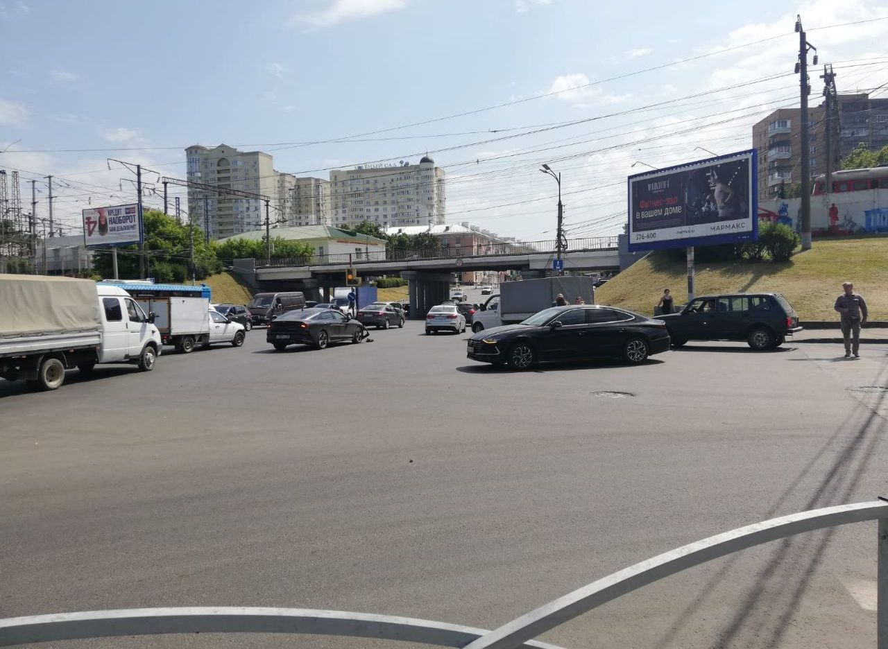На Московском шоссе из-за столкновения легковушек образовалась полуторакилометровая пробка