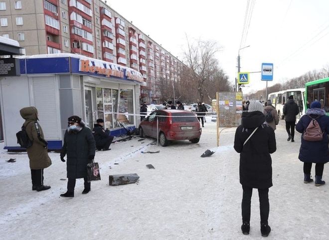 В Челябинске водитель вылетел на остановку, погибла женщина