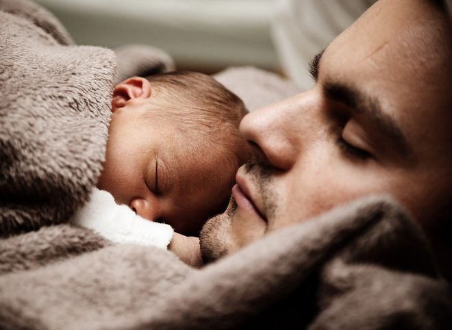 Ученые выяснили, сколько лет сна теряют люди после рождения ребенка
