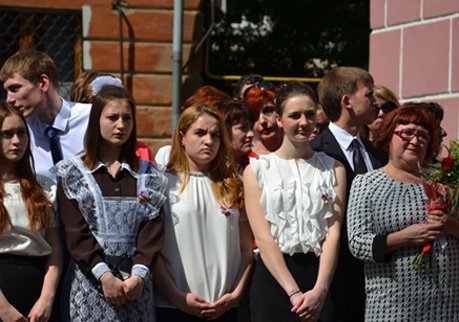 Ковалев поздравил школьников с «Последним звонком»