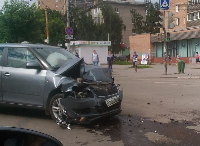 На перекрестке улиц Грибоедова и Есенина произошло ДТП