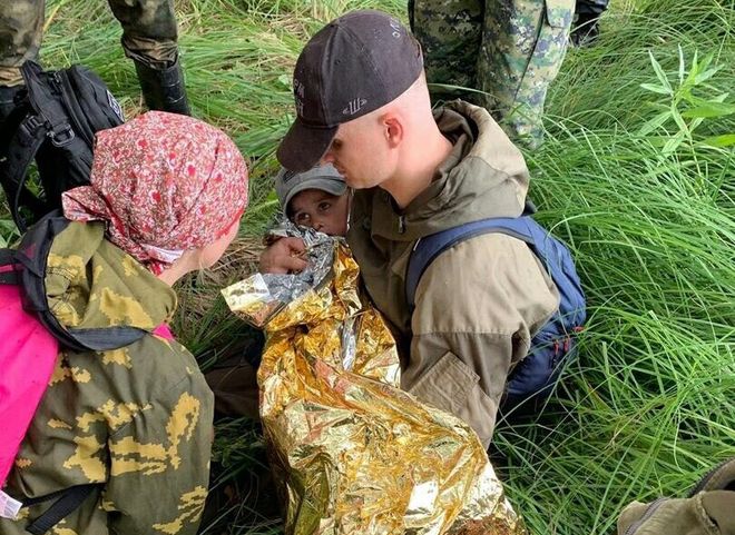 В лесу в Омской области нашли пропавшего трехлетнего мальчика