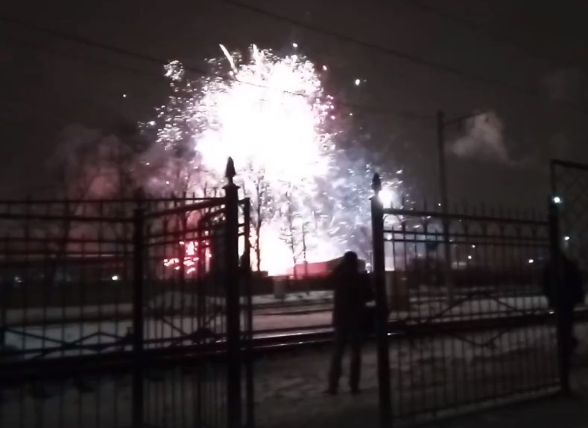 В Санкт-Петербурге загорелся склад с пиротехникой (видео)