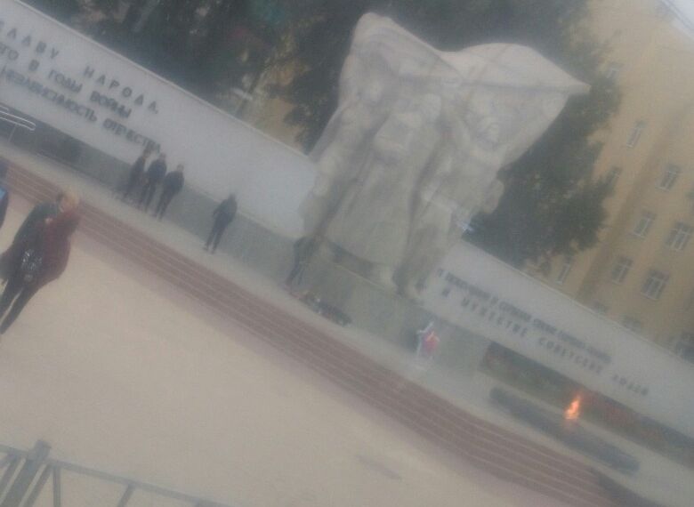 В Рязани подростки-скейтеры прыгали через венки на мемориале Победы