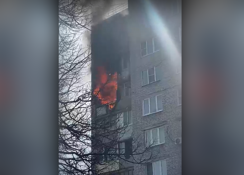 Многоэтажку на Московском шоссе тушили четыре пожарных расчета
