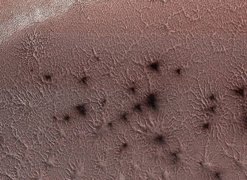 NASA опубликовало фото «марсианских пауков»