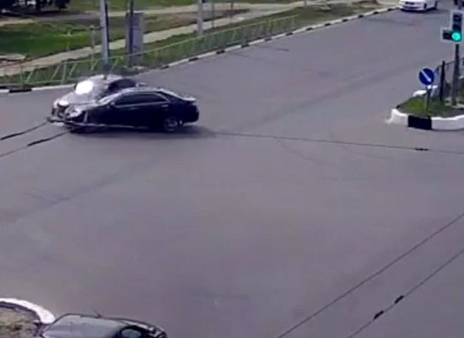 На Московском шоссе столкнулись две иномарки (видео)