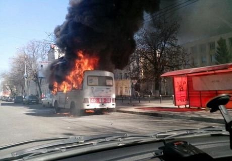 В Петербурге на остановке сгорел автобус (видео)