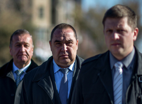 ﻿﻿СМИ сообщили о бегстве главы ЛНР и его свиты в Россию