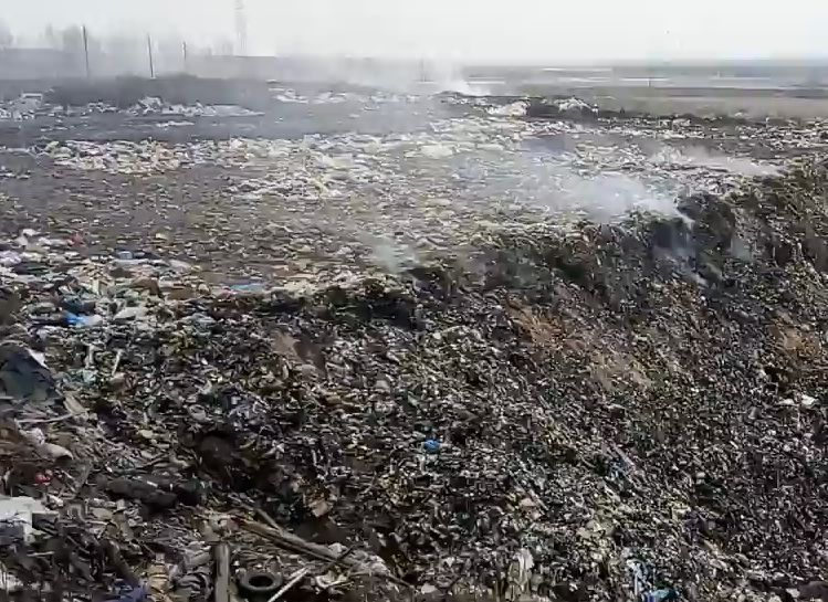 Видео: в Рязанской области горит мусорный полигон