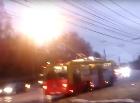 В Рязани троллейбус устроил фейерверк (видео)