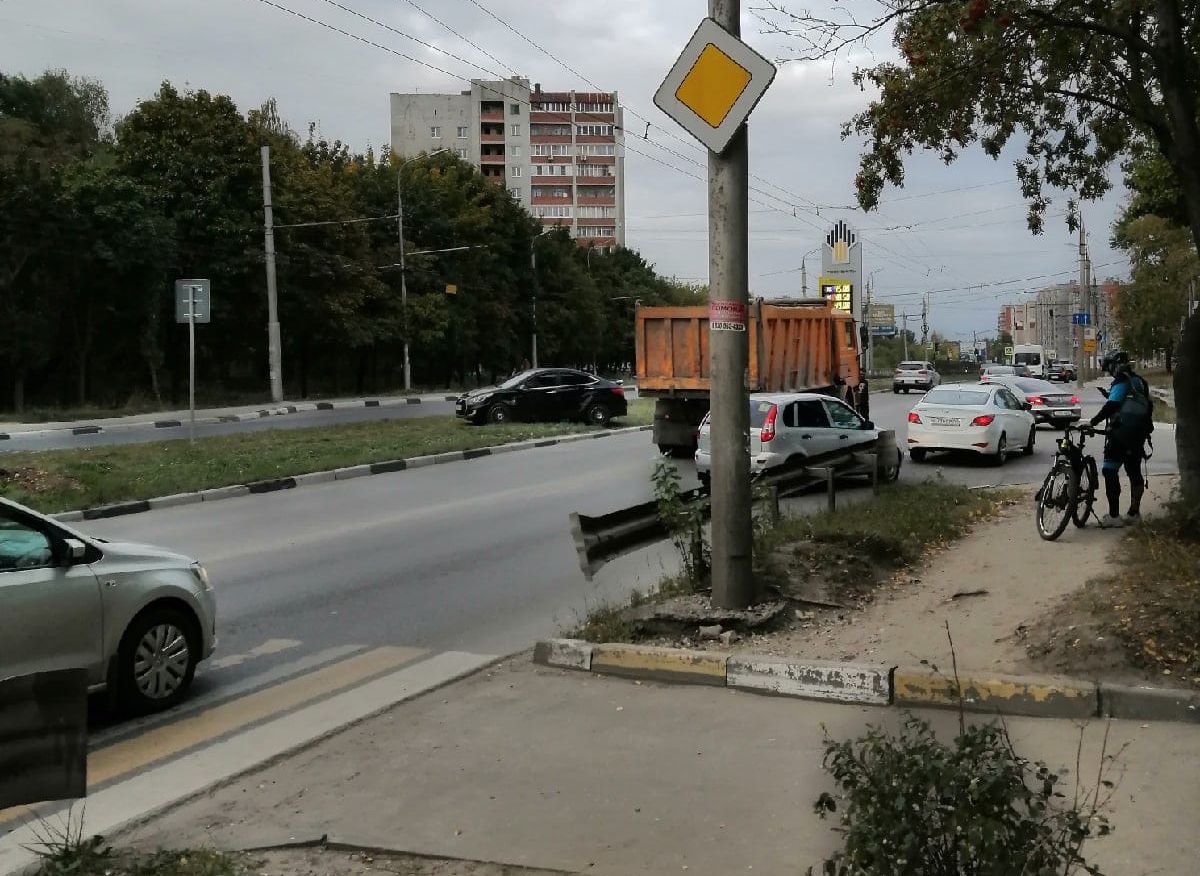 На улице Зубковой машину выбросило на разделительную полосу