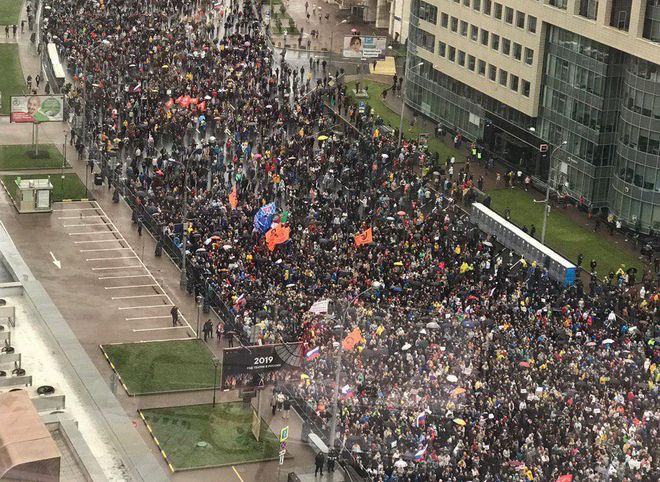 В митинге на проспекте Сахарова участвуют более семи тысяч человек
