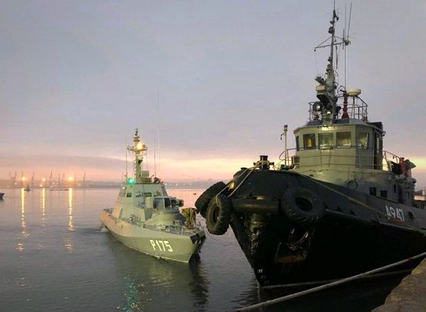 Российские пограничники задержали в Керченском проливе 24 моряка