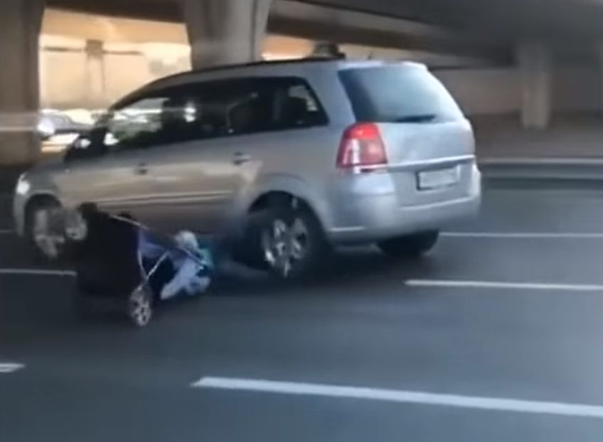 В Казани безрассудная мать с коляской попала под машину (видео)