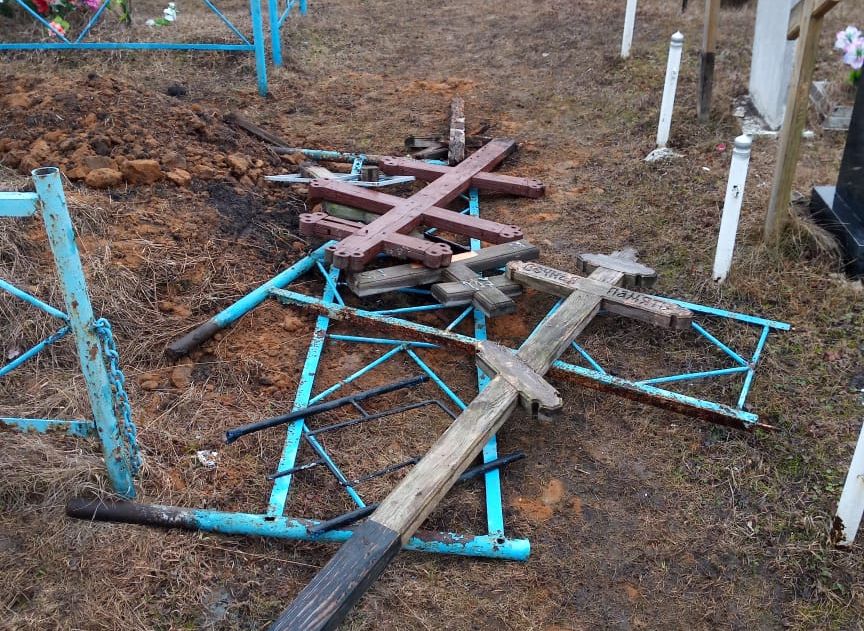 В Скопинском районе вандалы разгромили кладбище