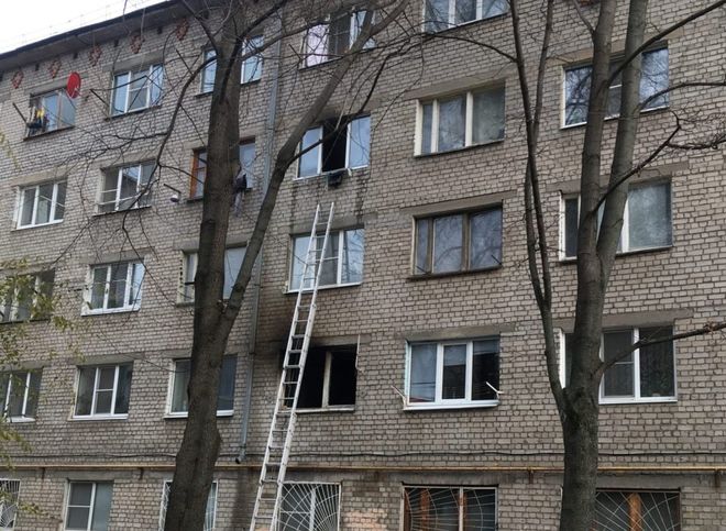 На улице Крупской второй раз за неделю загорелось здание бывшего общежития