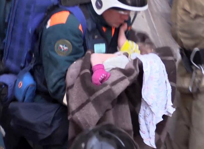 Спасенный из-под завалов в Магнитогорске младенец начал дышать самостоятельно