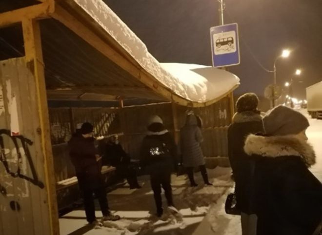 В Турлатове засняли остановку, прогнувшуюся от снега