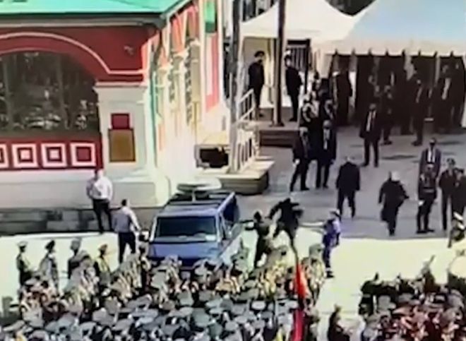 Опубликовано видео инцидента со срочником на параде Победы в Москве