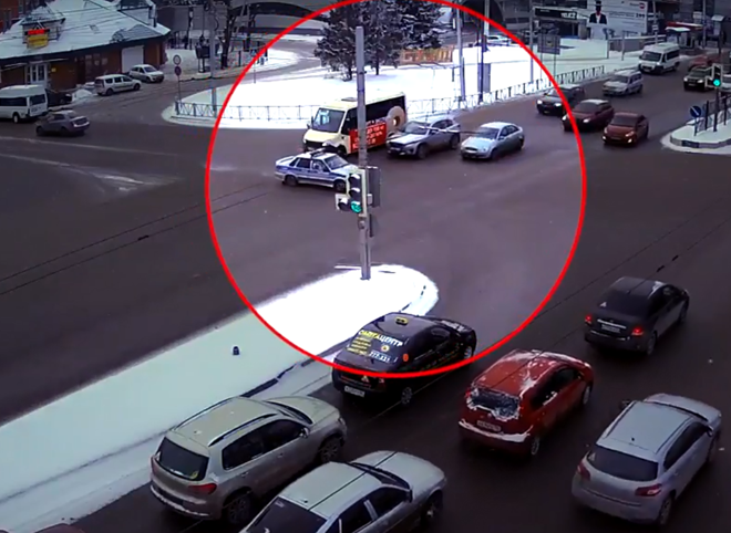 Машина ДПС попала в аварию на Московском шоссе (видео)