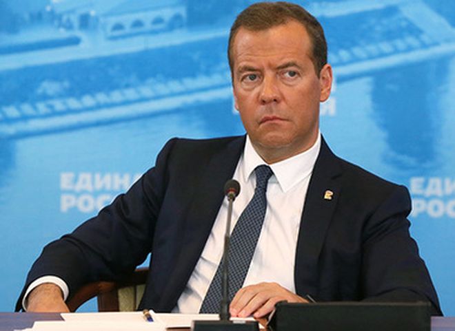 Медведев высказался за застройку России деревянными домами