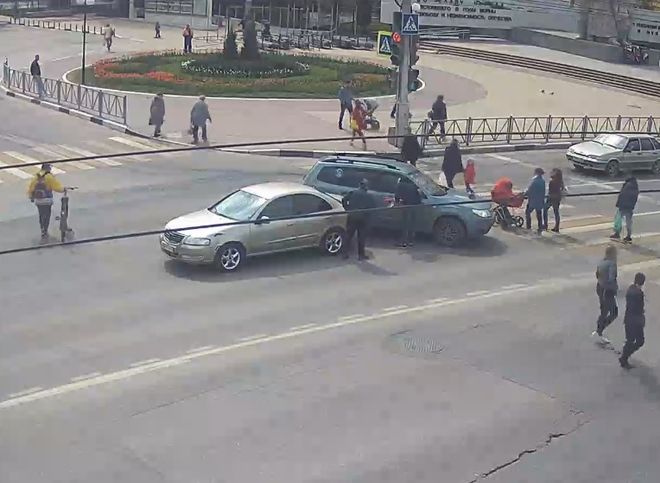 На площади Победы столкнулись две машины