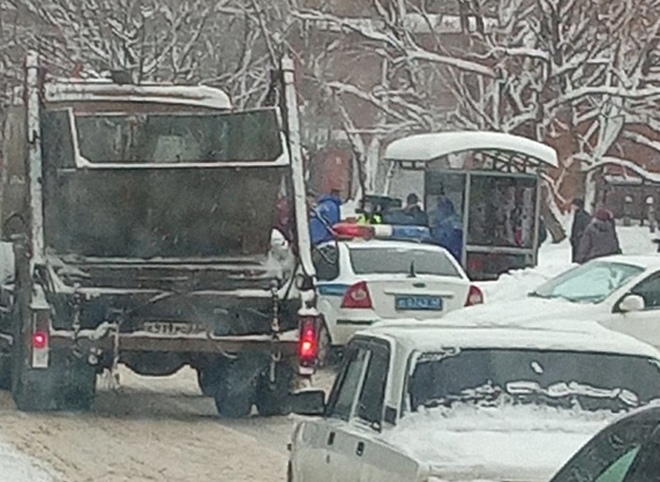 Очевидец: женщина, погибшая на остановке в Дашково-Песочне, соскользнула под автобус