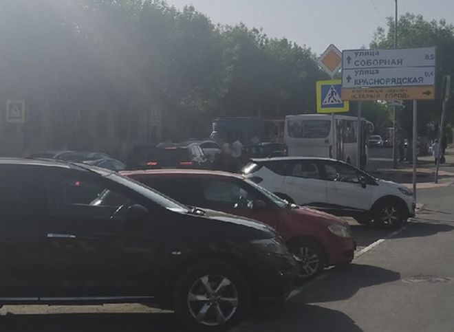 В центре Рязани столкнулись ПАЗ и BMW