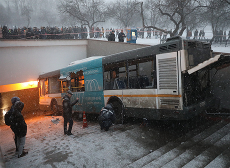 В салоне въехавшего в толпу автобуса в Москве были три человека