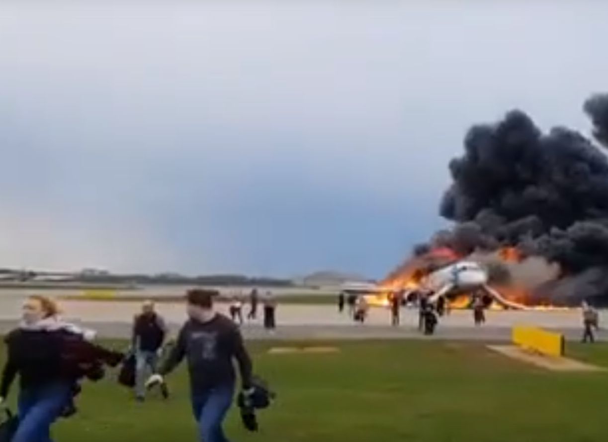 СМИ: 13 человек погибли в Sukhoi Superjet из-за попытки пассажиров спасти свои вещи