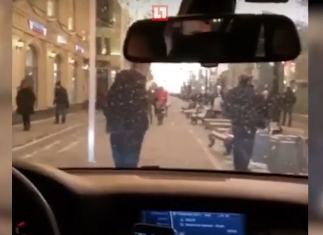 Видео: автохамы проехались по пешеходной зоне в центре Москвы