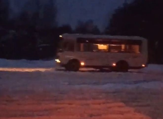 У Касимовского ММЦ увяз в снегу автобус