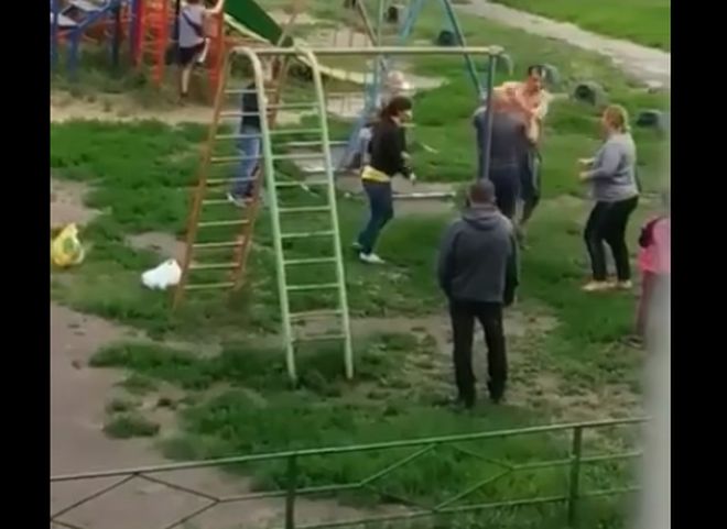 Разборки на детской площадке в Рязани попали на видео