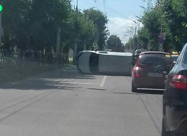 Фото: улицу Есенина перегородил перевернувшийся автомобиль