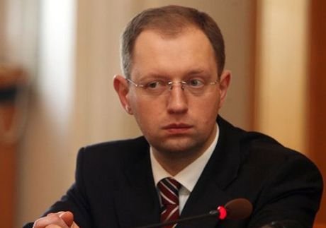 Яценюк приостановил введение визового режима с Россией