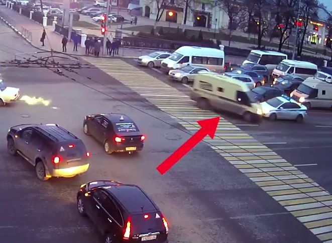 На площади Ленина инкассаторы протаранили полицейскую машину (видео)