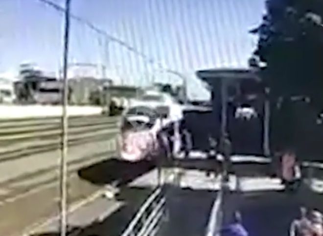 В Твери женщина с ребенком на руках упала под поезд (видео)
