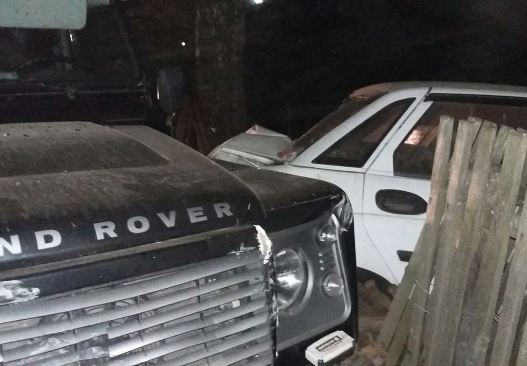 Под Рыбным Land Rover протаранил стоящую машину