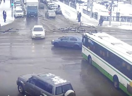 На площади Ленина водитель неудачно объехал автобус (видео)