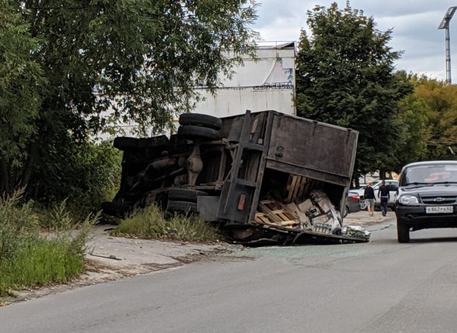 В Рязани перевернулся грузовик с пивом