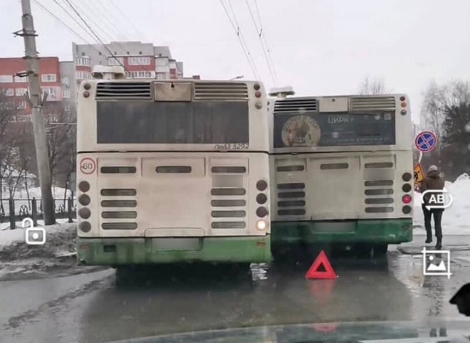 На улице Новоселов из-за столкновения двух автобусов собралась пробка