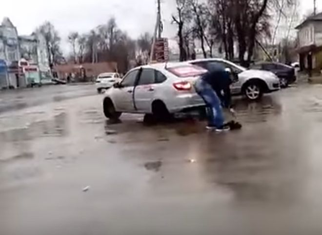 В Касимове водитель такси едва не задавил человека (видео)