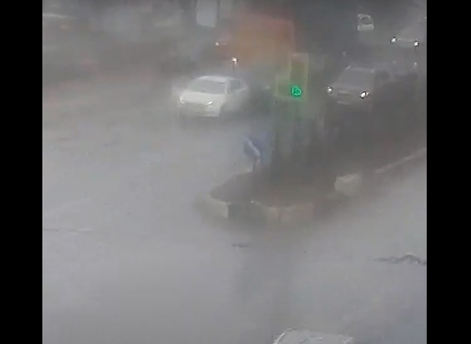 Момент массового ДТП с участием КАМАЗа на Московском шоссе попал на видео