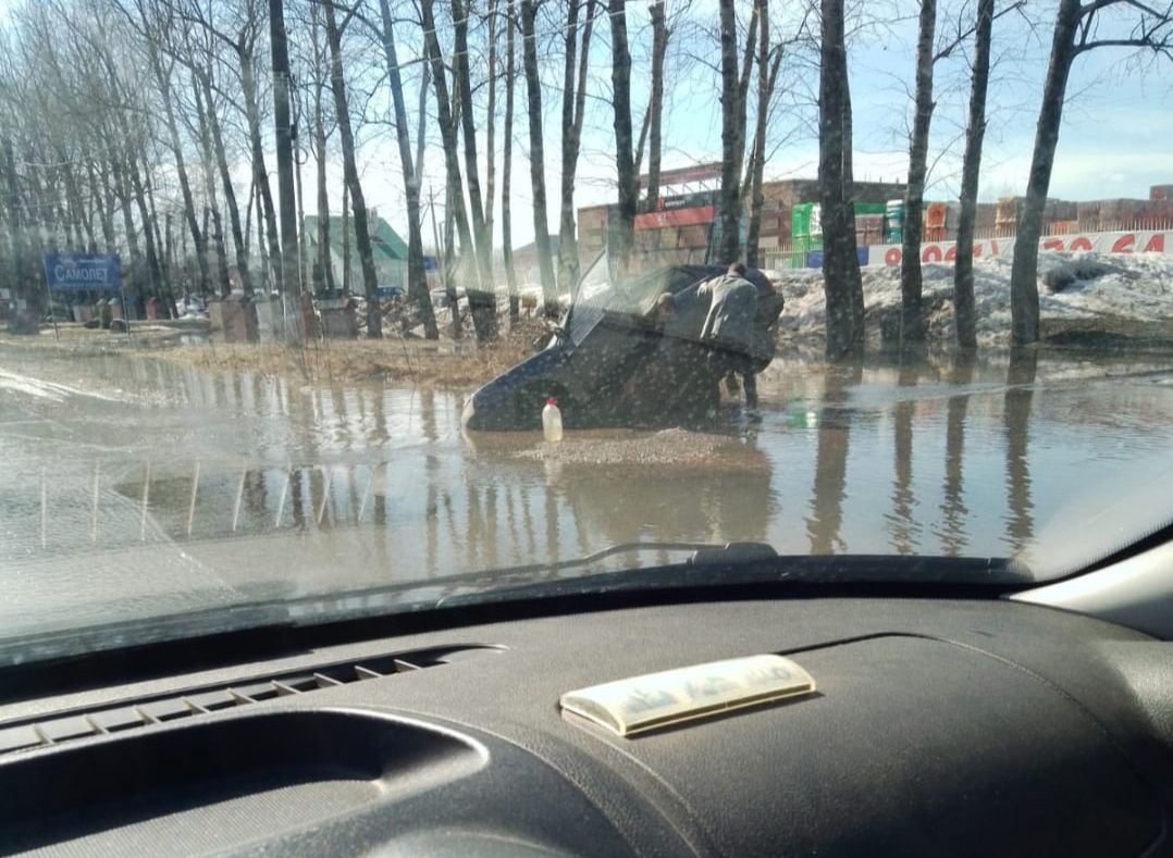 В Дягилеве легковушка утонула в огромной яме