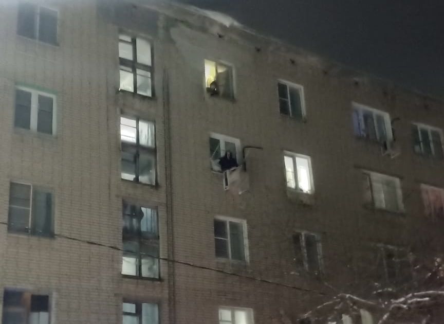 Очевидец: девушка, выпавшая из окна в Дягилеве, просидела на кондиционере больше двух часов