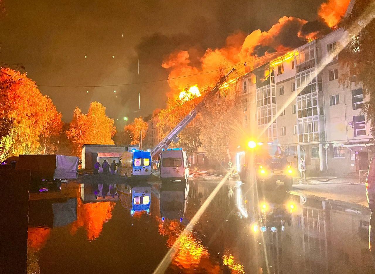 В Тобольске после взрыва загорелась пятиэтажка