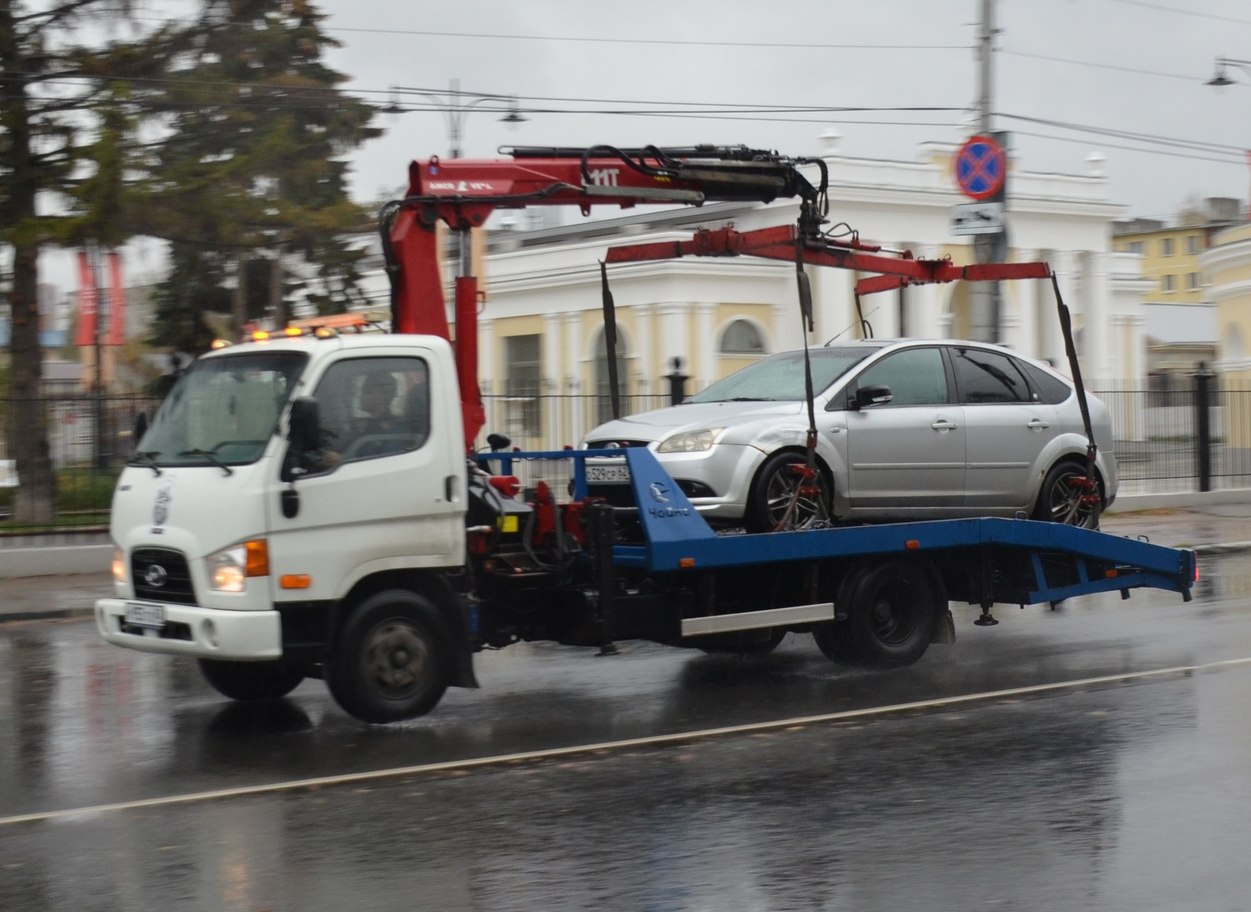 Автомобилистов призвали срочно убрать машины с улицы Татарской